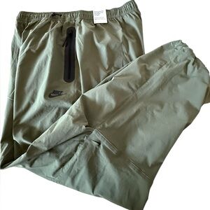 Nike Tech Woven Oversized Pants Men’s Size Large HM7158-223 Olive Green $135 New